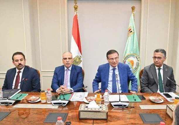 وزراء يبحثون تطوير زراعة قصب وبنجر السكر