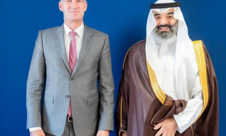 وزير الاتصالات يلتقي وزير العلوم البريطاني لتعزيز آفاق التعاون بين السعودية وبريطانيا.