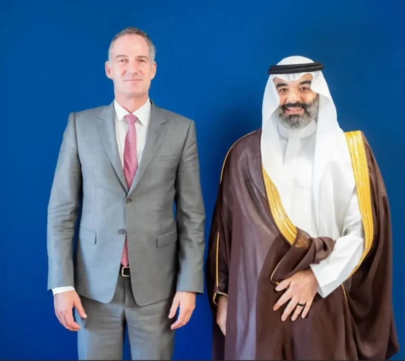 وزير الاتصالات يلتقي وزير العلوم البريطاني لتعزيز آفاق التعاون بين السعودية وبريطانيا.