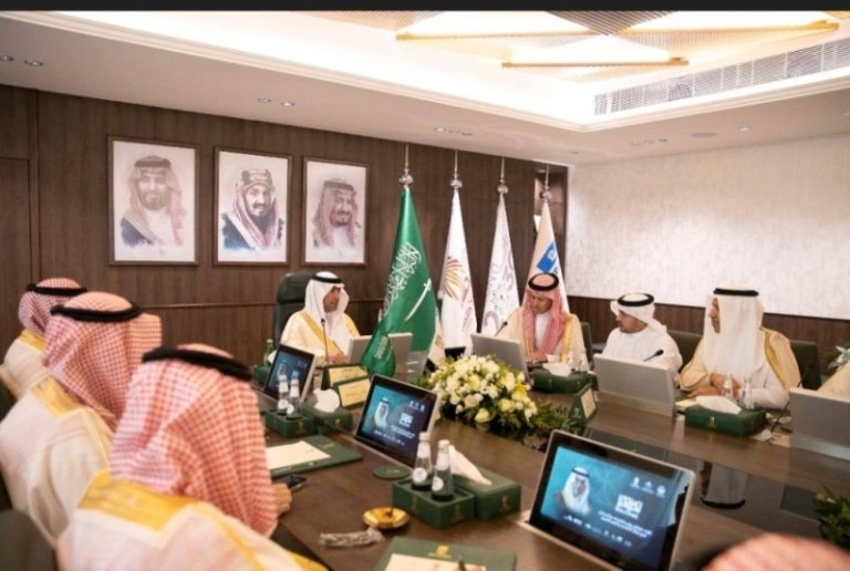 وزير البلديات والإسكان يناقش مع رجال الأعمال في الأحساء تحديات القطاع البلدي.