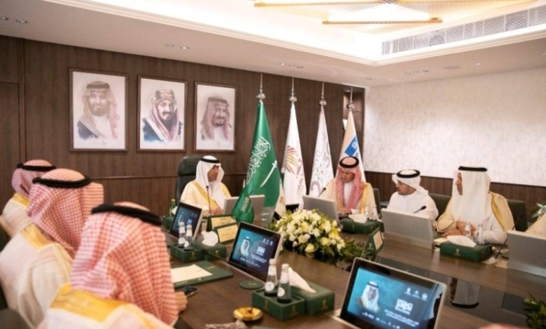 وزير البلديات والإسكان يناقش مع رجال الأعمال في الأحساء تحديات القطاع البلدي.