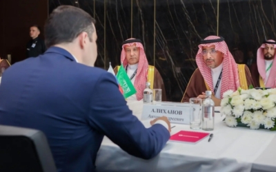 وزير الصناعة يبحث سبل تعزيز التعاون الصناعي المشترك مع نظيره الروسي في اللقاء.