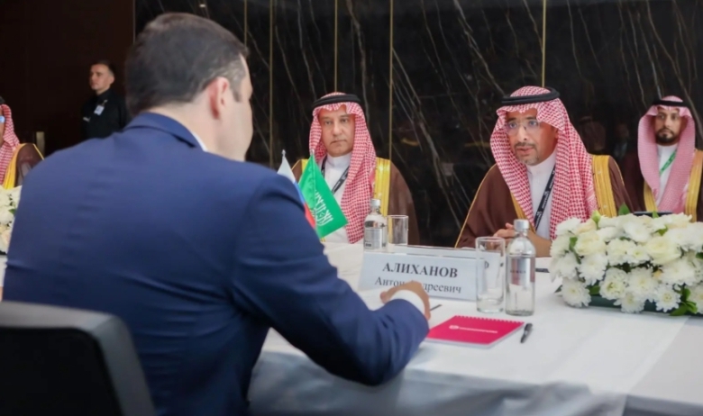 وزير الصناعة يبحث سبل تعزيز التعاون الصناعي المشترك مع نظيره الروسي في اللقاء.