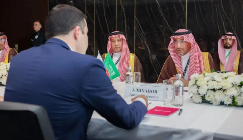 وزير الصناعة يبحث سبل تعزيز التعاون الصناعي المشترك مع نظيره الروسي في اللقاء.