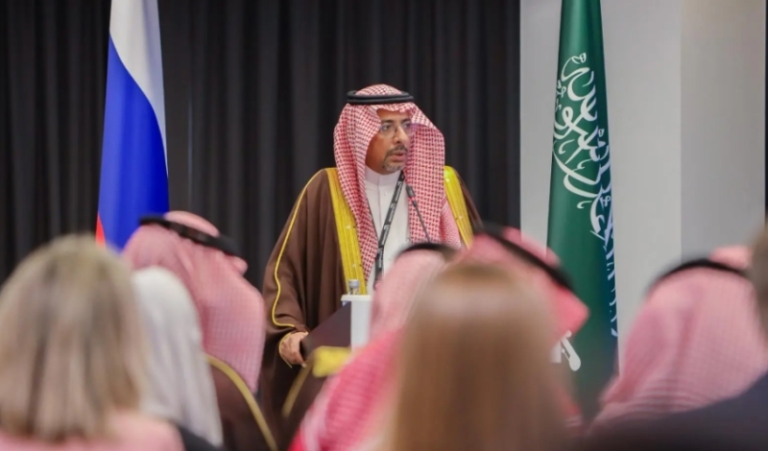 وزير الصناعة يطلق منتدى الحوار بين السعودية وروسيا لتعزيز التعاون الصناعي المشترك.