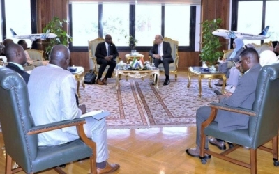 وزير الطيران المدني يتباحث مع نظيره السيراليوني حول فرص التعاون المشترك