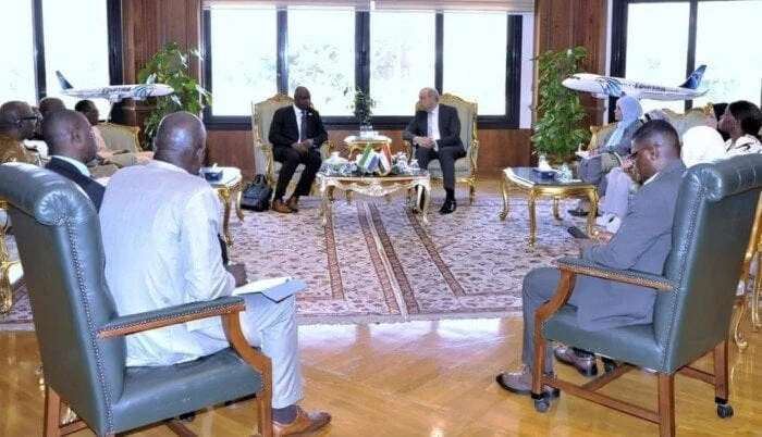 وزير الطيران المدني يتباحث مع نظيره السيراليوني حول فرص التعاون المشترك