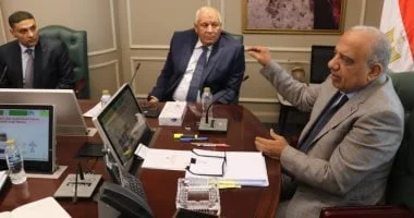 وزير الكهرباء يناقش خطة التنمية مع محافظ الوادي الجديد وتأمين التغذية الكهربائية