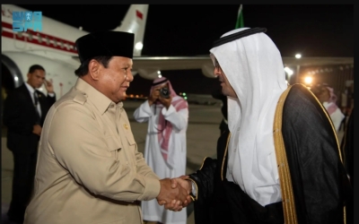 وصول رئيس إندونيسيا إلى جدة مع استقبال الأمير سعود بن مشعل