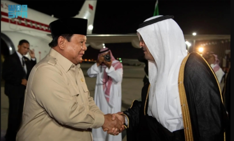وصول رئيس إندونيسيا إلى جدة مع استقبال الأمير سعود بن مشعل