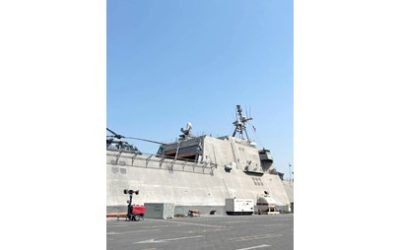 رسو السفينة الحربية "كانبيرا" في ميناء الشعيبة