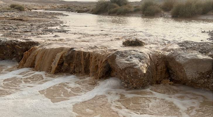 أمطار غزيرة تتسبب في سيول بمحافظة معان
