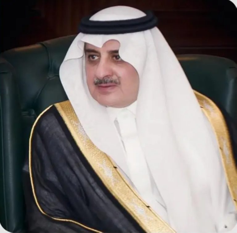 أمير تبوك يزور الشيخ عون أبو طقيقه للاطمئنان على صحته