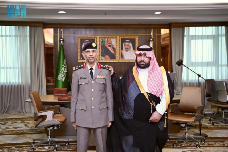 أمير جازان يكرم مدير مكافحة المخدرات بترقيته الجديدة
مدير مكافحة المخدرات بجازان يحصل على رتبة جديدة بفضل أمير المنطقة
ترقية تاريخية لمدير مكافحة المخدرات من أمير جازان
جازان تحتفل بتقليد مدير مكافحة المخدرات رتبته الجديدة