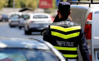 إشارات رقباء السير تُعزز انسيابية الحركة وتقلل الارتباك وفقًا للأمن العام