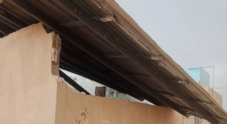 إصابة 3 أشخاص بسقوط سقف منزل "زينكو" في الرويشد بسبب الرياح القوية