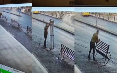 إلقاء القبض على شخص أثناء خلع مقعد انتظار في عمان.. فيديو