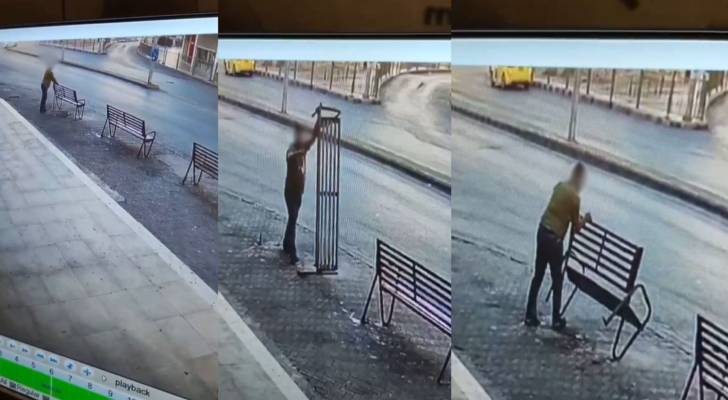 إلقاء القبض على شخص أثناء خلع مقعد انتظار في عمان.. فيديو