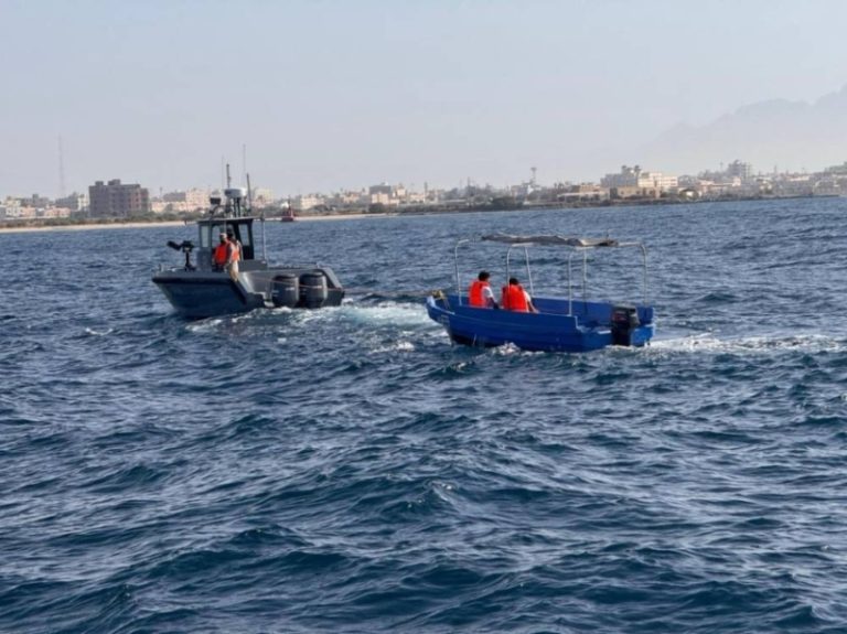 إنقاذ مواطنين عالقين بسبب تعطل واسطتهما البحرية في ينبع