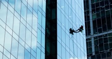 الصين تطور زجاجا ذاتى التنظيف باستخدام الكهرباء