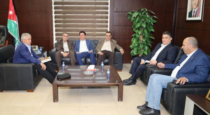 اجتماع شامل لتطوير النقل بين وزير النقل وأصحاب الشاحنات والباصات والنقل السياحي