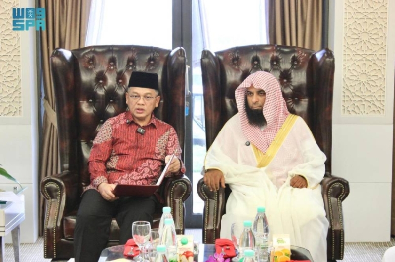 استقبال إمام الحرم النبوي من قبل وزير الدين الماليزي