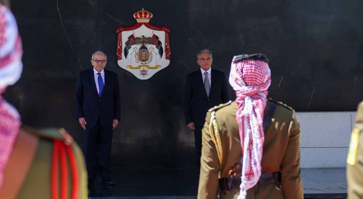 استقبال رسمي لحسان وسلام في رئاسة الوزراء