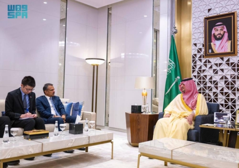 استقبال عبدالعزيز بن سعود لسفير سنغافورة