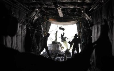 الأردن ينقل المساعدات إلى غزة بالتعاون مع دول صديقة وشقيقة عبر إنزالات جوية جديدة - صور