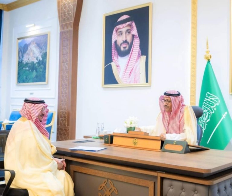 الأمير حسام بن سعود يتفقد أنشطة العمل والمناشط الصيفية بجامعة الباحة