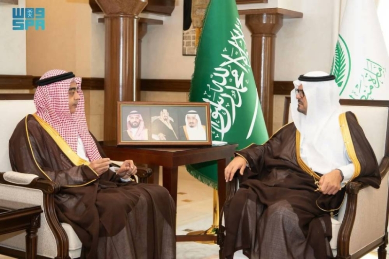 الأمير سعود بن مشعل يستعرض أنشطة بنك التنمية الاجتماعية خلال زيارته الأخيرة.