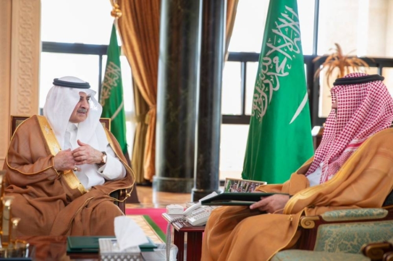 الأمير فهد بن سلطان يستعرض نتائج القبول بجامعة تبوك