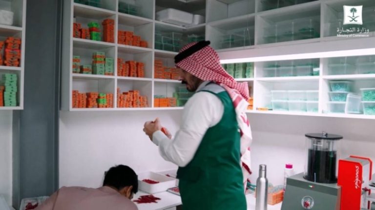 التجارة تضبط أكثر من 9 كلغ من المشغولات الذهبية المخالفة بمعمل جنوبي الرياض