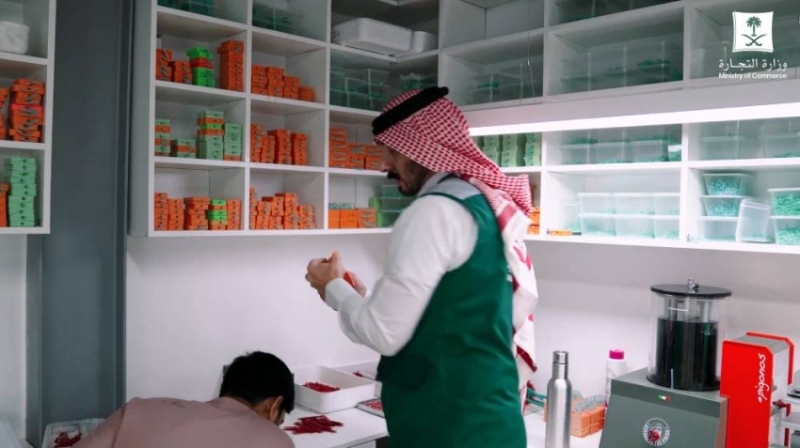 التجارة تضبط أكثر من 9 كلغ من المشغولات الذهبية المخالفة بمعمل جنوبي الرياض