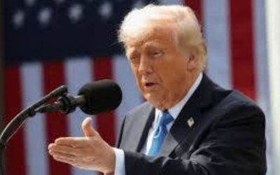 الرئيس الأمريكي يرفع الرسوم الجمركية على العديد من الدول بشكل جديد.