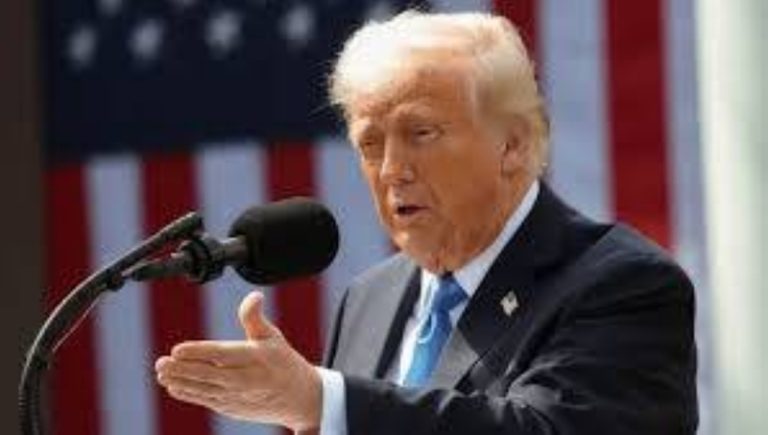 الرئيس الأمريكي يرفع الرسوم الجمركية على العديد من الدول بشكل جديد.