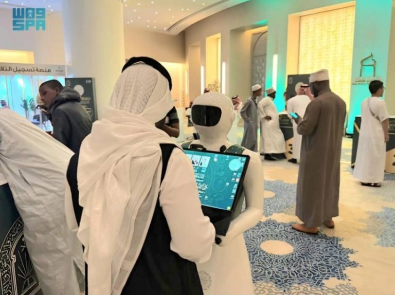 الروبوتات التفاعلية تقدم خدماتها لزوار “مسابقة الملك عبدالعزيز”