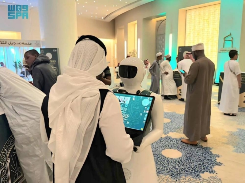 الروبوتات التفاعلية تقدم خدماتها لزوار "مسابقة الملك عبدالعزيز"