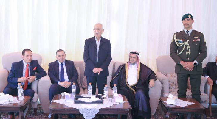 العيسوي يقدم تعازي الملك وولي العهد لعشيرة الصرايرة والمومني