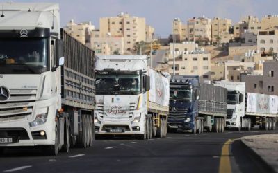 المومني يكشف: الاحتلال يفرض رسوم 400 دولار على شاحنات المساعدات المتجهة لغزة