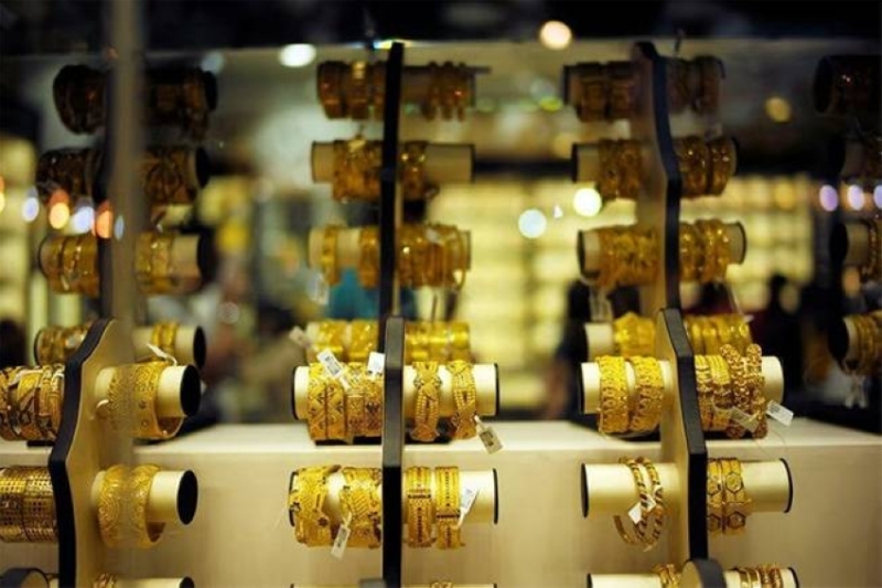 انخفاض ملحوظ في أسعار الذهب يثير قلق المستثمرين والأسواق العالمية.