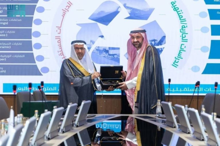 بحث توسيع استخدام مخلفات الهدم في الخلطات الإسفلتية بين هيئة الطرق وموان