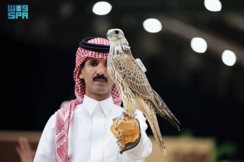 بيع صقرين بقيمة 180 ألف ريال