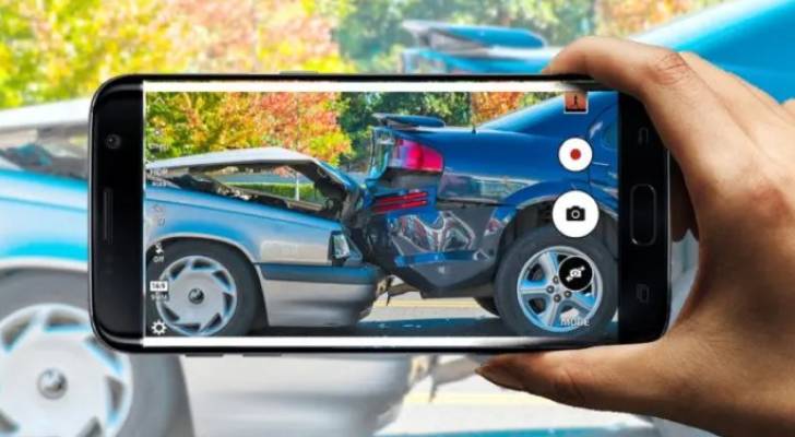 تحذير مروري: التصوير أثناء القيادة يمثل خطراً أخلاقياً ومرورياً كبيراً