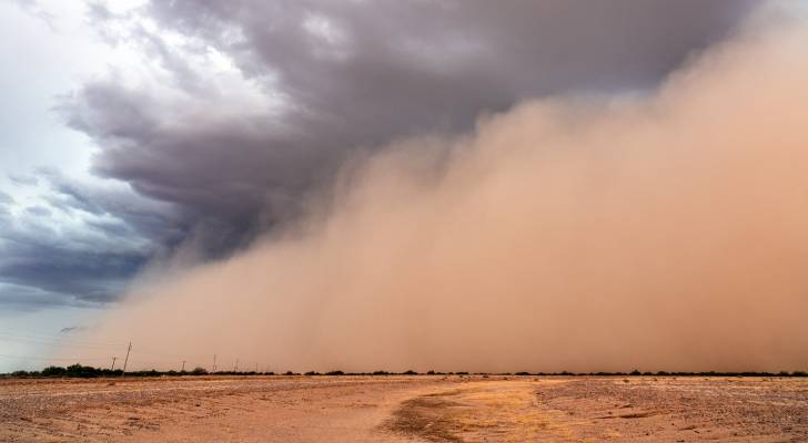 تدني مدى الرؤية الأفقية بسبب الغبار في مناطق عديدة على الطريق الصحراوي وفقاً للأمن العام
