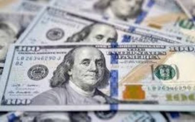 تراجع الدولار مع زيادة توقعات المتداولين بشأن خفض الفائدة في الولايات المتحدة.