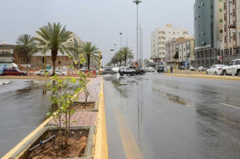 تساقط الأمطار على منطقة تبوك