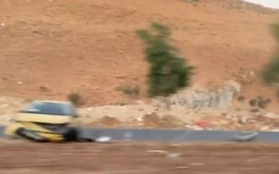 تصادم تكسي بعامود كهرباء في شارع الحرية بفجر السبت