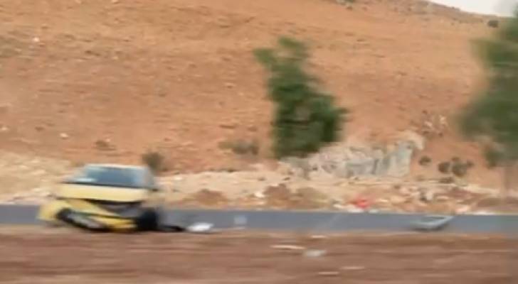 تصادم تكسي بعامود كهرباء في شارع الحرية بفجر السبت