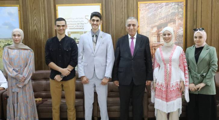 تكريم أوائل الثانوية العامة في المكتبة الوطنية من قبل وزير الثقافة